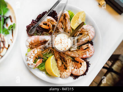 Gambas grillées avec sauce méditerranéenne. Banque D'Images