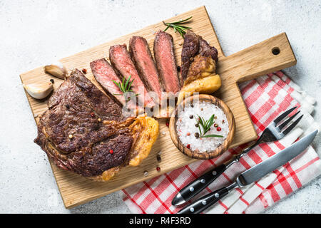 Ribeye Steak de bœuf grillé sur blanc. Banque D'Images