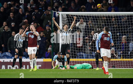 Le Newcastle United Federico Fernandez (centre) célèbre alors que les joueurs de Burnley au regard abattu le sifflet final de la Premier League match à Turf Moor, Burnley. Banque D'Images