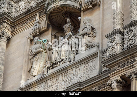 Caractéristiques de l'architecture au sein de l'enceinte interne dans la cour de l'ancienne Bibliothèque Bodléienne d'Oxford. Banque D'Images