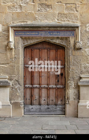 Caractéristiques de l'architecture au sein de l'enceinte interne dans la cour de l'ancienne Bibliothèque Bodléienne d'Oxford. Banque D'Images