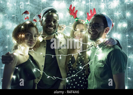 Un groupe d'amis de célébrer la nouvelle année. Banque D'Images