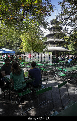 Vue ici sur un après-midi d'automne glorieux est la Tour Chinoise, ensemble dans le café en plein air du Jardin Anglais de Munich. Banque D'Images