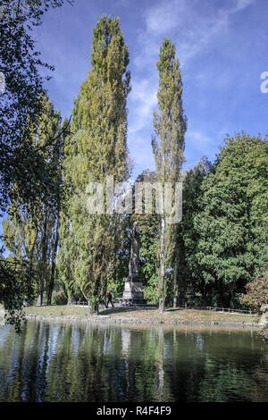 L'Sckell Monument, vue ici sur un magnifique après-midi d'automne dans le Jardin Anglais de Munich. Banque D'Images