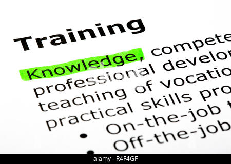 Définition du dictionnaire du mot formation, connaissances en surbrillance avec marqueur vert dans le texte ci-dessous. Banque D'Images