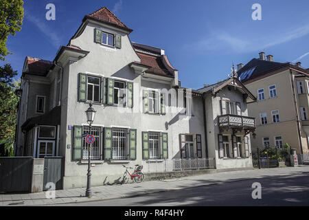 Vue non loin du Jardin Anglais de Munich est ce classique de l'architecture allemande sous la forme de maisons résidentielles. Banque D'Images