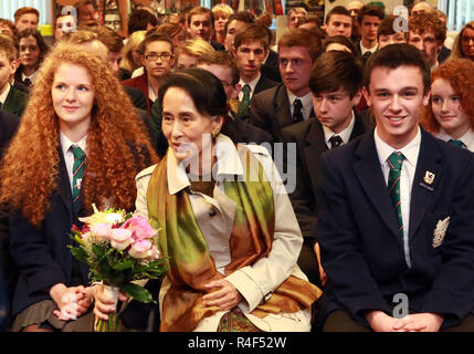 Le Myanmar est le dirigeant de l'opposition Aung San Suu Kyi arrive à Wellington College à Belfast, en Irlande du Nord, 24 octobre 2013. Suu Kyi est sur un deux semaines de visites de plusieurs pays européens. Elle s'assit à côté de Headgirl Heather Millar et préfet-en-chef Jonathan Garrett. Photo/Paul McErlane Banque D'Images