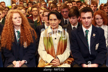 Le Myanmar est le dirigeant de l'opposition Aung San Suu Kyi arrive à Wellington College à Belfast, en Irlande du Nord, 24 octobre 2013. Suu Kyi est sur un deux semaines de visites de plusieurs pays européens. Elle s'assit à côté de Headgirl Heather Millar et préfet-en-chef Jonathan Garrett. Photo/Paul McErlane Banque D'Images