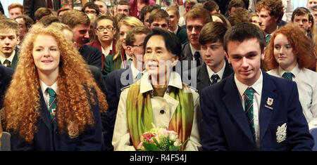 Le Myanmar est le dirigeant de l'opposition Aung San Suu Kyi arrive à Wellington College à Belfast, en Irlande du Nord, 24 octobre 2013. Suu Kyi est sur un deux semaines de visites de plusieurs pays européens. Elle s'assit à côté de Headgirl Heather Millar et préfet-en-chef Jonathan Garrett. Photo/Paul McErlane Banque D'Images