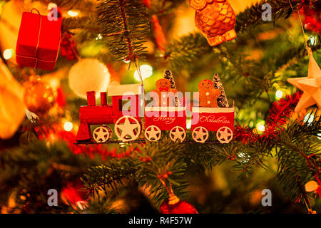 Train miniature avec Gingerbread Cookies accroché dans l'arbre de Noël Banque D'Images