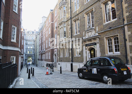 Rue étroite et black taxi voiture à Londres, ville de Londres. Banque D'Images