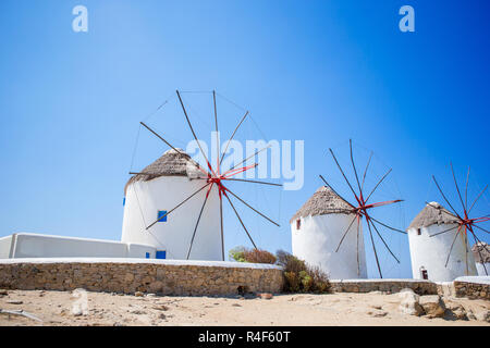 Moulins à vent traditionnels grecs sur l'île de Mykonos au lever du soleil, les Cyclades, Grèce Banque D'Images