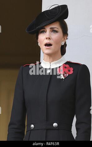 11/11/2018. Londres, Royaume-Uni. Dimanche du souvenir et le Centenaire de l'Armistice. La reine Elizabeth II, accompagné par des membres de la famille royale dont le Prince Charles, prince de Galles et Camilla, la duchesse de Cornwall, le Prince William, duc de Cambridge et Catherine, duchesse de Cambridge, le prince Harry, le duc de Sussex et Meghan, La Duchesse de Sussex , assister aux cérémonies du dimanche service au Cénotaphe au centre de Londres pour le Centenaire de la fin de la Première Guerre mondiale. Photo par Andrew Parsons Parsons / Media Banque D'Images