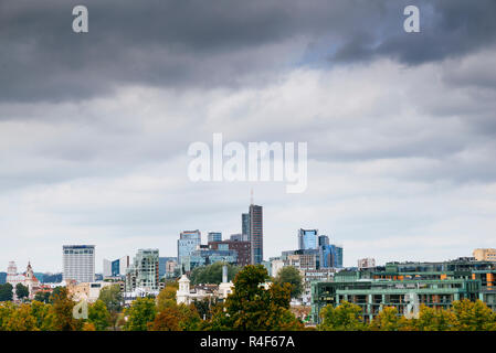 Vue de la tour de Gediminas de Vilnius moderne. Vilnius, Vilnius County, Lituanie, Pays Baltes, Europe. Banque D'Images