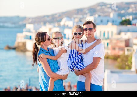 Famille avec deux enfants en vacances à Mykonos Banque D'Images