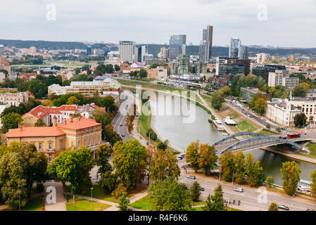 Vue de la tour de Gediminas de Vilnius moderne. Vilnius, Vilnius County, Lituanie, Pays Baltes, Europe. Banque D'Images