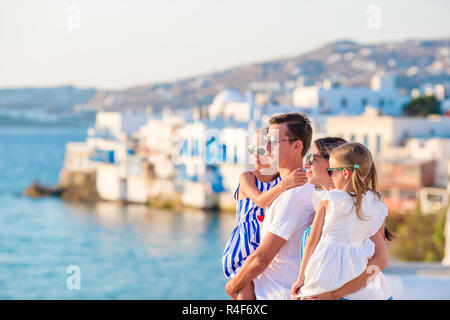 Famille avec deux enfants en vacances en Europe Banque D'Images