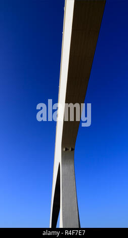 L'un des plusieurs ponts sur le fleuve Douro à Porto, Portugal, contre ciel bleu profond. Celui-ci est l'un des plus récents en béton armé ; Banque D'Images