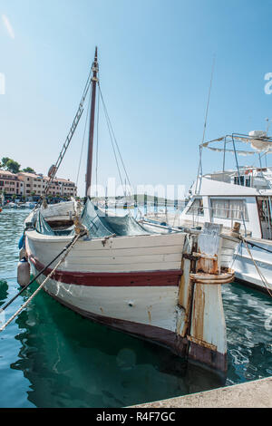 Un vieux bateau de pêche est prêt à sortir en mer pour la pêche. Le quota de capture de poissons. Les petites entreprises. Banque D'Images