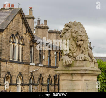 L'un des lions de pierre Saltaire par Sculpture Thomas Milne. Celui-ci porte le nom de "guerre". Banque D'Images