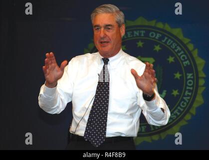 Robert Swan Mueller III né le 7 août 1944, est un avocat qui a été le sixième directeur du Federal Bureau of Investigation (FBI) de 2001 à 2013. Un républicain conservateur, il a été nommé par le président George Bush, le président Barack Obama a donné sa première période de dix ans, à une prolongation de deux ans, faisant de lui le plus ancien directeur du FBI depuis J. Edgar Hoover. Il est actuellement chef de l'enquête de l'avocat spécial dans l'ingérence russe 2016 United States élections et questions connexes. Banque D'Images