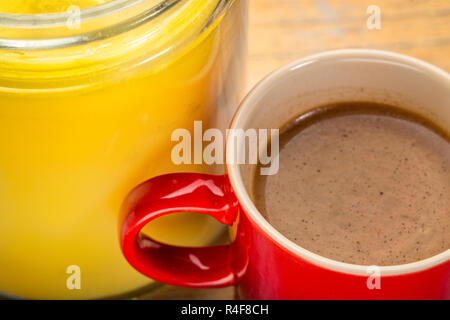 Tasse de café gras avec le ghee (beurre clarifié) - régime cétogène concept Banque D'Images