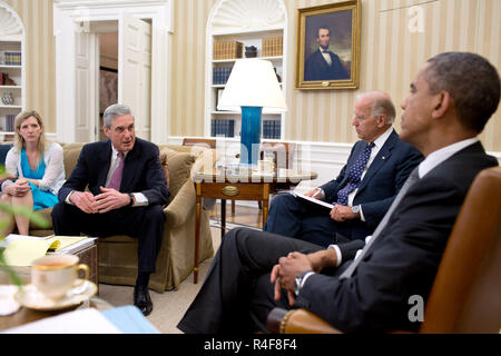 Le président Barack Obama et le Vice-président Joe Biden rencontrera des hauts conseillers dans le bureau ovale pour discuter de la fusillade à Aurora, Colorado, le 20 juillet 2012. Sur la photo, de gauche, sont : Kathryn Ruemmler, Conseiller du Président, et le directeur du FBI Robert Mueller. (Photo Officiel de la Maison Blanche par Pete Souza) Banque D'Images