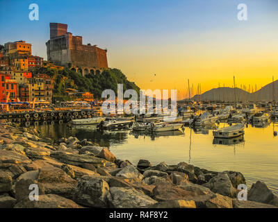 Falaise de Lerici ville italienne au coucher du soleil. Golfe des Poètes et le château Saint-Georges sur l'arrière-plan lors de La Spezia en Italie. Banque D'Images