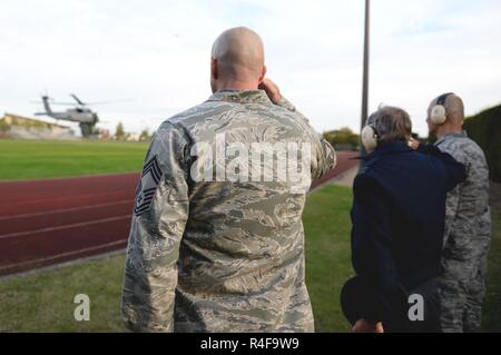 CMSgt David Abell, 423rd Air Base Group Surintendant, à gauche, le Cmdt avn Clive Wood, commandant de la RAF Alconbury/Molesworth, milieu, et le Colonel Young Yu, 423rd Air Base, commandant du Groupe de droite, le général bienvenue Tod D. Wolters, les forces aériennes américaines en Europe et de l'air commandant l'Afrique comme il arrive à Royal Air Force Alconbury, Royaume-Uni, le 24 octobre 2016. U.S. Air Force Banque D'Images