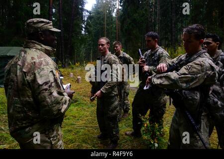 Le sergent de l'armée américaine. Stephen Domfe (à gauche), affecté à la 2e, 5e Brigade du signal de commande du signal, les mémoires des soldats américains, affecté au 1er Bataillon, 4e Régiment d'infanterie, avant qu'ils construire un champ utile dans le cadre de l'antenne de l'équipe Sniper meilleur compétition à la 7ème commande d'entraînement de l'armée, du secteur d'entraînement Grafenwoehr, Bavière, Allemagne, le 25 octobre 2016. L'Escouade Sniper mieux la concurrence est un stimulant de la concurrence l'Europe de l'armée les militaires de toute l'Europe de la concurrence et améliorer le travail d'équipe avec les alliés et les pays partenaires. Banque D'Images