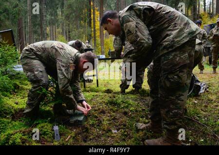 Des soldats américains, affecté au 1er Bataillon, 4e Régiment d'infanterie, construire un champ utile dans le cadre de l'antenne de l'équipe Sniper meilleur compétition à la 7ème commande d'entraînement de l'armée, du secteur d'entraînement Grafenwoehr, Bavière, Allemagne, le 25 octobre 2016. L'Escouade Sniper mieux la concurrence est un stimulant de la concurrence l'Europe de l'armée les militaires de toute l'Europe de la concurrence et améliorer le travail d'équipe avec les alliés et les pays partenaires. Banque D'Images