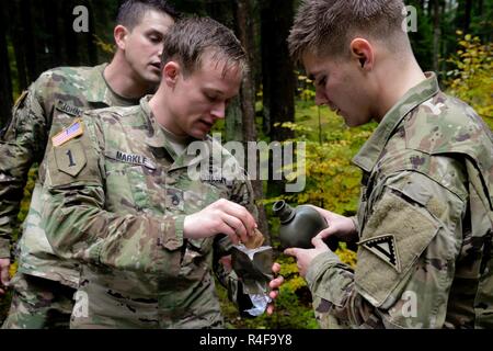 Des soldats américains, affecté au 1er Bataillon, 4e Régiment d'infanterie, construire un champ utile dans le cadre de l'antenne de l'équipe Sniper meilleur compétition à la 7ème commande d'entraînement de l'armée, du secteur d'entraînement Grafenwoehr, Bavière, Allemagne, le 25 octobre 2016. L'Escouade Sniper mieux la concurrence est un stimulant de la concurrence l'Europe de l'armée les militaires de toute l'Europe de la concurrence et améliorer le travail d'équipe avec les alliés et les pays partenaires. Banque D'Images