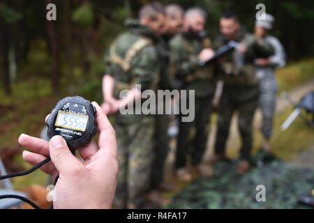 La conduite des soldats espagnols de problèmes de munitions au cours de la meilleure voie de l'Escouade de tireurs compétition à la 7ème commande d'entraînement de l'armée, du secteur d'entraînement Grafenwoehr, Bavière, Allemagne, le 25 octobre 2016. L'Escouade Sniper mieux la concurrence est un stimulant de la concurrence l'Europe de l'armée les militaires de toute l'Europe de la concurrence et améliorer le travail d'équipe avec les alliés et les pays partenaires. Banque D'Images