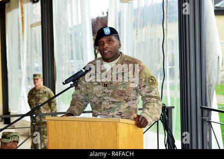 Ancien commandant de la Compagnie Bravo du 307e bataillon de renseignement militaire, le capitaine Lawrence P. Lyons, donne un discours d'adieu, Oct 24, 2016 au cours de la cérémonie de passation de commandement à la Caserma Ederle à Vicenza, Italie. Banque D'Images