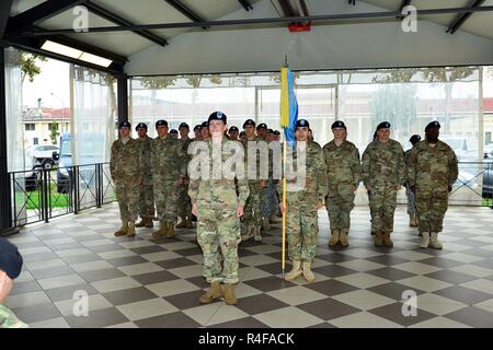 Le capitaine Lacey C. Enyart, commandant de la Compagnie Bravo du 307e bataillon de renseignement militaire, prend le commandement des troupes, le 24 octobre 2016, au cours de la cérémonie de passation de commandement à la Caserma Ederle à Vicenza, Italie. Banque D'Images