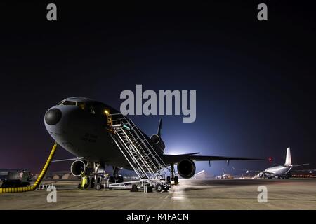 Un U.S. Air Force KC-10 Extender est prête à décoller dans une formation avec un départ de la Royal Australian Air Force KC-30 à partir d'un endroit tenu secret en Asie du Sud-Ouest, le 24 octobre 2016. Pour la première fois, les deux forces aériennes a terminé une formation de départ. Un autre exemple de l'vous élaborez les relations entre les forces de la coalition en contribuant à la libération de la ville de Mossoul, en Irak. Banque D'Images