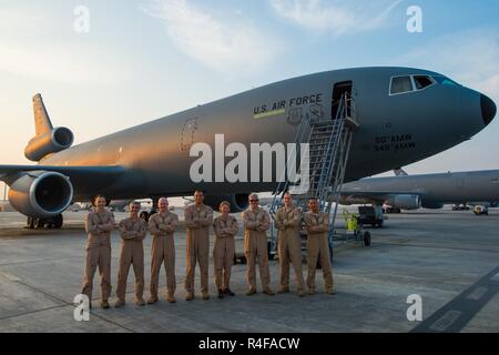 Un U.S. Air Force KC-10 Extender et un équipage de la Royal Australian Air Force KC-30A crew posent pour une photo après avoir terminé la première formation d'une coalition départ à un endroit tenu secret en Asie du Sud-Ouest, le 25 octobre 2016. Entre les deux métiers d'air, ils avaient la capacité de voyager collectivement plus de 20 000 miles dans un effort commun pour faire le plein d'artisanat de l'air alliées à l'appui de la libération de Mosul, Iraq. Banque D'Images