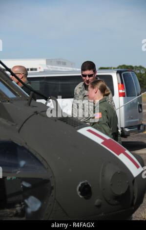 Le capitaine de l'US Air Force Caleb Clark, un aumônier avec le 172d Airlift Wing, parle au capitaine Kristin Nord, affecté à la 109e Escadron d'évacuation aéromédicale avec la 133e Escadre de transport aérien, à la préparation au combat de Gulfport, Mississippi, Centre de formation au cours de l'effort de grève Sud 2017 (SSTK2017), le 24 octobre 2016. SSTK2017est une force totale, exercice d'entraînement multi-services hébergés par le Mississipi Air National Guard's préparation au combat au Centre à Gulfport, Mississippi, du 24 octobre au 4 novembre 2016. L'exercice met l'air-air, air-sol et les possibilités de formation des forces d'opérations spéciales Banque D'Images