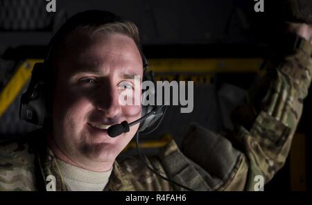 Le sergent-chef de l'US Air Force. Cameron Calhoon, un 15e Escadron d'opérations spéciales, arrimeur sourit lors d'une mission au Centre de formation de préparation au combat de Gulfport, Mississippi, pendant la grève du 17, 25 octobre, 2016.SSTK 17 est une force totale, exercice d'entraînement multi-services hébergés par le Mississipi Air National Guard's préparation au combat au Centre à Gulfport, Mississippi, du 24 octobre au 4 novembre 2016. L'exercice met l'air-air, air-sol et d'opérations spéciales de formation. Ces événements sont intégrés dans les scénarios et l'asymétrie de l'hostile exigeant avec des actions f Banque D'Images