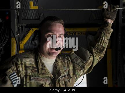 Le sergent-chef de l'US Air Force. Cameron Calhoon, 15e Escadron d'opérations spéciales, arrimeur sourit lors d'une mission au Centre de formation de préparation au combat de Gulfport, Mississippi, pendant la grève du 17, 25 octobre, 2016.SSTK 17 est une force totale, exercice d'entraînement multi-services hébergés par le Mississipi Air National Guard's préparation au combat au Centre à Gulfport, Mississippi, du 24 octobre au 4 novembre 2016. L'exercice met l'air-air, air-sol et d'opérations spéciales de formation. Ces événements sont intégrés dans hostile et exigeant des scénarios avec des actions asymétriques fro Banque D'Images