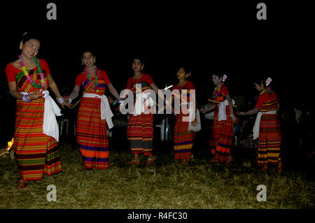 Les femmes de la communauté indigène Hajong effectuer la danse traditionnelle à Birishiri à Durgapur à Netrokona, au Bangladesh. Banque D'Images