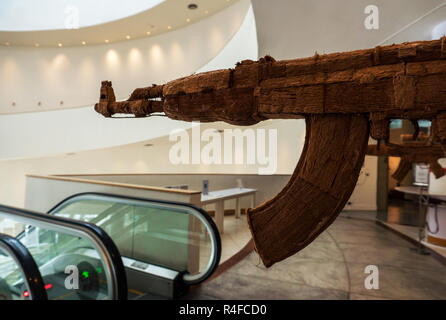 Thaïlande, Bangkok - Février 2018 : Faux fusil d'assaut Kalachnikov AK en face du musée d'art contemporain dans l'escalator Banque D'Images