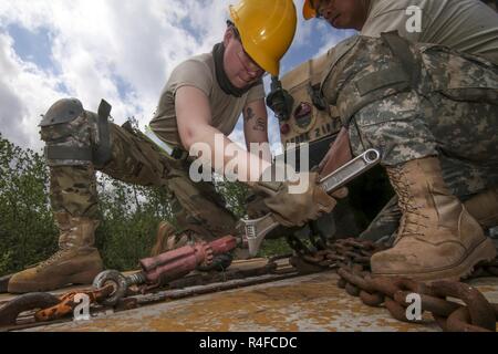 La CPS. Kristina Rivera du New Jersey Army National Guard Brigade du 250e Bataillon de soutien obtient un véhicule sur un wagon à Morrisville, à Morrisville, en Pennsylvanie, le 2 mai 2017. Plus de 700 véhicules et remorques sont dirigés vers Fort Pickett, en Virginie, pour l'Armée de la Garde nationale d'entraînement au combat eXportable 17-01 exercice de capacité. Banque D'Images