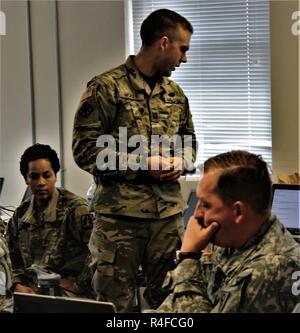 Le capitaine de l'armée américaine Francis McKee, qui a récemment été choisi pour former à l'agrément dans la réserve de l'armée américaine programme cyber et affecté à la 335e de commande du signal (Théâtre) de l'Armée de Cyber Operations Group (ARCOG), dans l'ouest de Cyber Protection Centre, donne un bref après un exercice pendant 17 ans au bouclier cybernétique de la Garde nationale Centre de préparation de l'Utah au Camp Williams, de l'Utah, le 2 mai 2017. Bouclier cybernétique est une Garde nationale exercice visant à évaluer des soldats, aviateurs, et le personnel civil sur les plans de réponse aux incidents cybernétiques qui se déroule du 24 avril au 5 mai 2017 au Camp Williams, de l'Utah. Banque D'Images