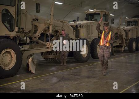 U.S. Marine Corps Private First Class Clifford Moles, un véhicule à moteur avec l'opérateur de Transport 2e Bataillon de soutien, des guides d'un camion 7 tonnes d'une grotte au cours de l'exercice de la mobilité stratégique STRATMOBEX (17) près de Stjordal, la Norvège, le 2 mai 2017. Marines préparé l véhicules pour un convoi à l'exercice de l'assemblée de la région. Le prépositionnement de matériel de la marche avant le prépositionnement du Marine Corps en Norvège Programme réduit le temps de réaction et élimine la nécessité de déployer des équipements à partir d'emplacements dans la zone continentale des États-Unis. Banque D'Images