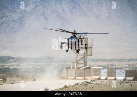 L'Armée américaine les pilotes d'hélicoptères AH-64 Apache assigné à la Force Warhawk, 16e Brigade d'aviation de combat, 7 Division d'infanterie des terres pour le carburant dans la province d'Uruzgan, en Afghanistan, le 1 mai 2017. Les Warhawks travaillent dur pour soutenir les forces américaines en Afghanistan dans le cadre de l'opération Liberté's Sentinel et appui résolu Mission. Banque D'Images