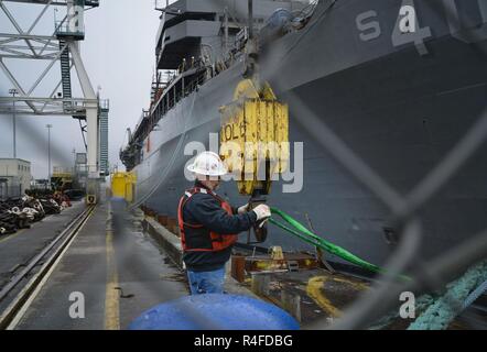 PORTLAND, OREGON (2 mai 2017) - un entrepreneur civil se prépare à supprimer les amarres pour le sous-marin USS Frank offres câble (40) avant son passage à la cale sèche, avec vigueur dans industriel Portland, Oregon, le 2 mai. Frank câble est à Portland, en Orégon pour un service en cale sèche d'entretien de la phase de disponibilité. Banque D'Images