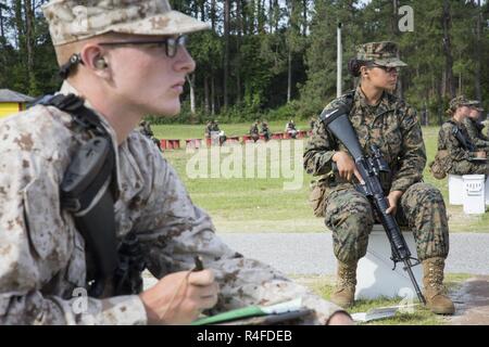 U.S. Marine Corps Ecr. Juanita Rodriguez, platoon, 4021 Company O., 4e bataillon, et ECR. André Salomon, peloton 2041, la société G., 2e Bataillon, Régiment de formation des recrues observer cibles lors des qualifications à la carabine sur l'aire de recrutement du Corps des Marines, dépôt de l'Île Parris, S.C., le 4 mai 2017. Avec la qualification M16-A4 carabine service recrute enseigne à comprendre le système d'armes nucléaires afin de garder avec le concept 'Chaque fusilier marin." Banque D'Images