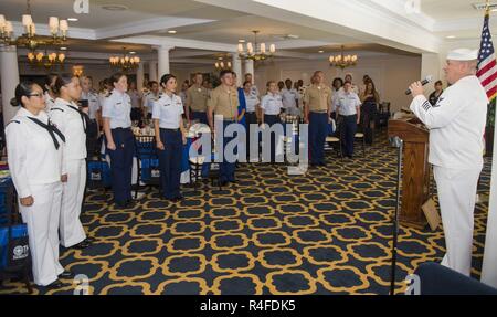 FORT LAUDERDALE, Floride (4 mai 2017) les membres et les invités de se présenter à l'interprétation de l'hymne national à la 27e Semaine annuelle de Port Everglades Hommage aux femmes dans l'armée. La Semaine de la flotte du Port Everglades est l'occasion pour les citoyens de la Floride du Sud d'être témoin de première main les dernières capacités des services maritimes d'aujourd'hui, et d'acquérir une meilleure compréhension de la façon dont la mer services support la défense nationale des États-Unis. Banque D'Images