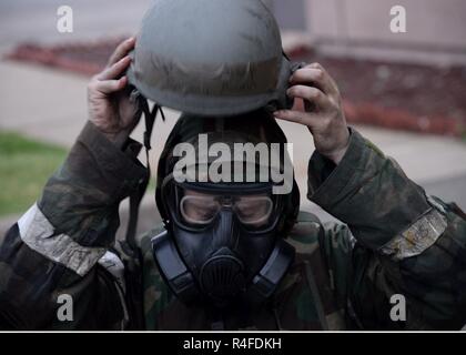 Le sergent de l'US Air Force. Sammy McCain, 51e Escadron de soutien Munitions armement technicien, ôte son casque lors d'un exercice sans préavis à Osan Air Base, République de Corée, le 5 mai 2017. Membres de diverses unités ont reçu pour don et doff axé sur la Mission de la Posture de protection pour tester comment ils réagiraient à une soudaine attaque chimique. Banque D'Images